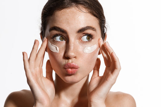 Ragazza che applica la protezione solare coreana sul viso, texture leggera e idratante per una pelle radiosa
